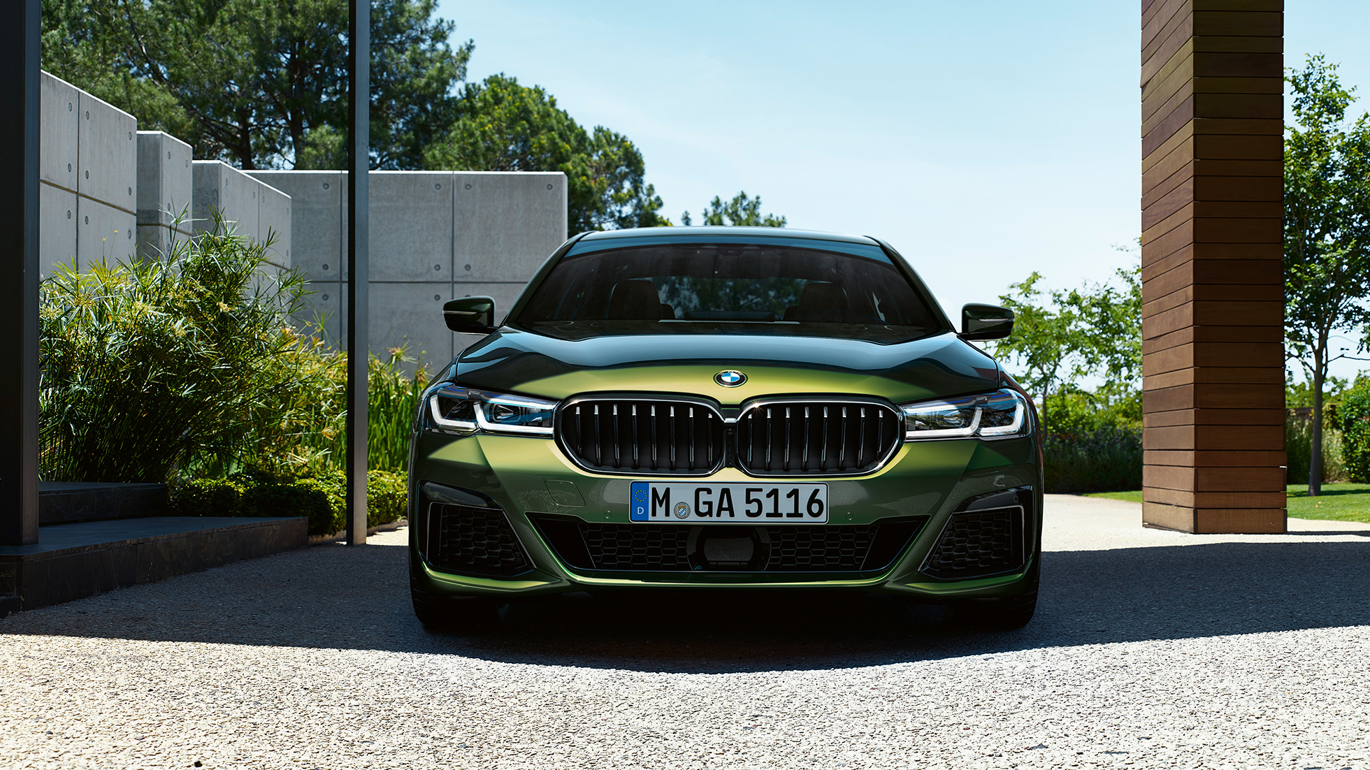 Voorzijde met nieuwe BMW nierengrille BMW M550i xDrive Sedan G30 LCI Voorzijde met nieuwe BMW nierengrille BMW M550i xDrive Sedan G30 LCI BMW Individual Verde Ermes metallic vooraanzicht