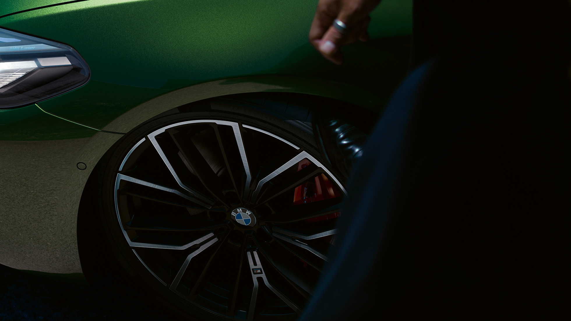 20 inch lichtmetalen M wielen met M Sportremsysteem in rood BMW M550i xDrive Sedan G30 LCI 20 inch lichtmetalen M wielen met M Sportremsysteem in rood BMW M550i xDrive Sedan G30 LCI