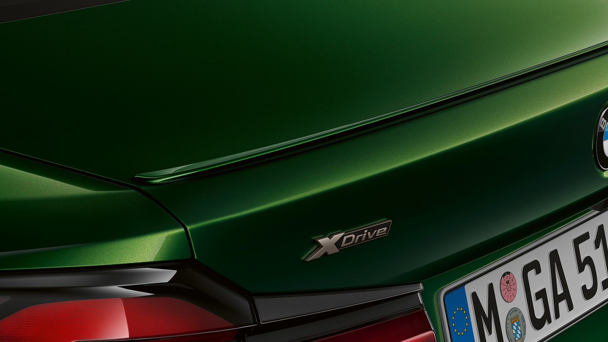 Achterspoiler BMW M550i xDrive Sedan G30 LCI close-up achterzijde Achterspoiler BMW M550i xDrive Sedan G30 LCI BMW Individual Verde Ermes metallic close-up achterzijde