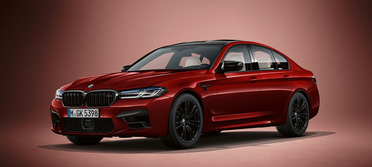 BMW Individual BMW M5 Sedan F90 LCI Aventurinrot metallic driekwart vooraanzicht BMW Individual BMW M5 Sedan F90 LCI Aventurinrot metallic driekwart vooraanzicht