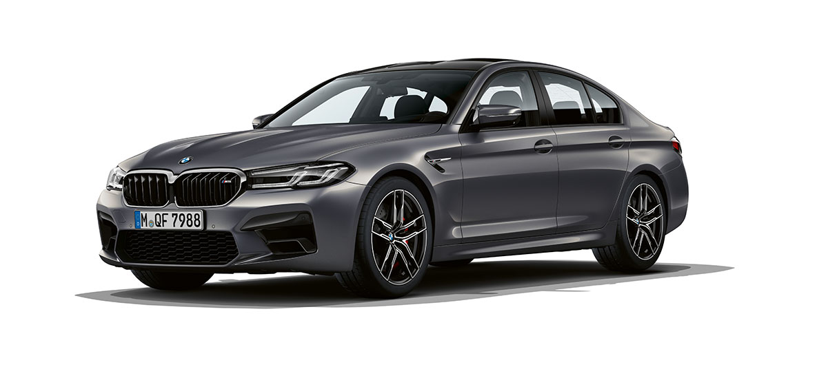 BMW M5 F90 LCI driekwart vooraanzicht BMW M5 F90 LCI Brands Hatch Grau metallic driekwart vooraanzicht
