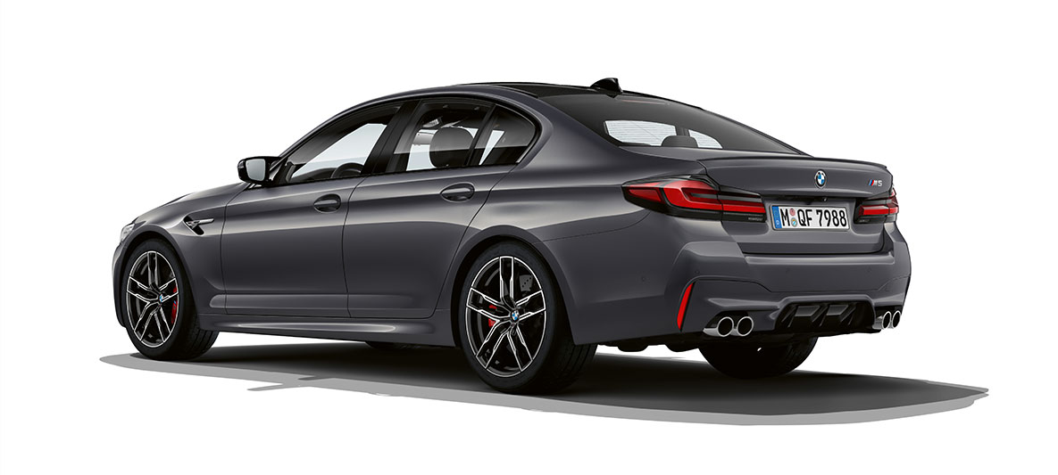 BMW M5 F90 LCI driekwart achteraanzicht BMW M5 F90 LCI Brands Hatch Grau metallic driekwart achteraanzicht