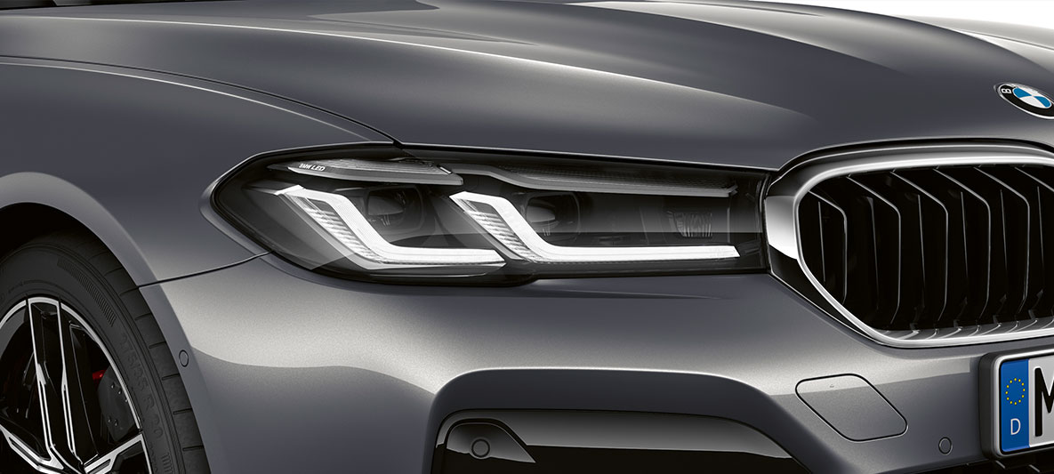 Nieuw ontworpen koplampen BMW M5 F90 LCI vooraanzicht Nieuw ontworpen koplampen BMW M5 F90 LCI Brands Hatch Grau metallic vooraanzicht