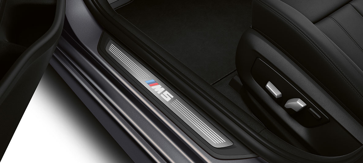 Instaplijsten met ‘M5’ opschrift BMW M5 F90 LCI interieur Instaplijsten met ‘M5’ opschrift BMW M5 F90 LCI interieur