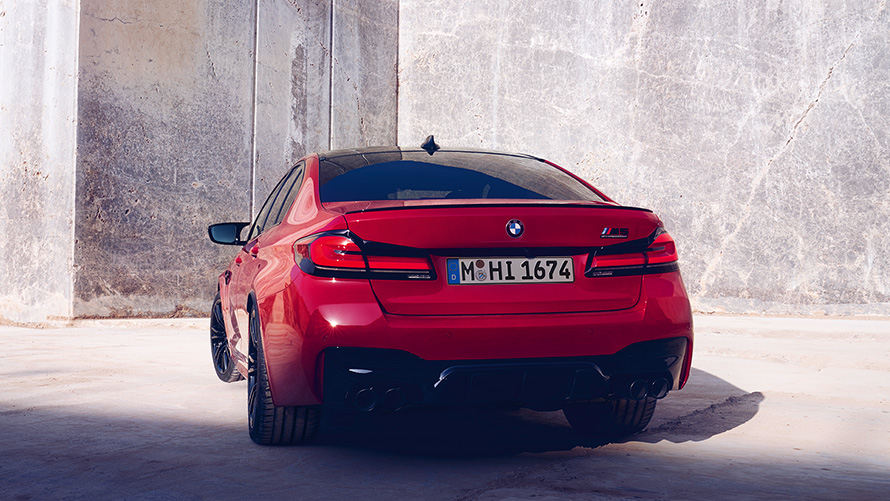 BMW M5 Competition F90 LCI BMW Individual Imola Rot achteraanzicht