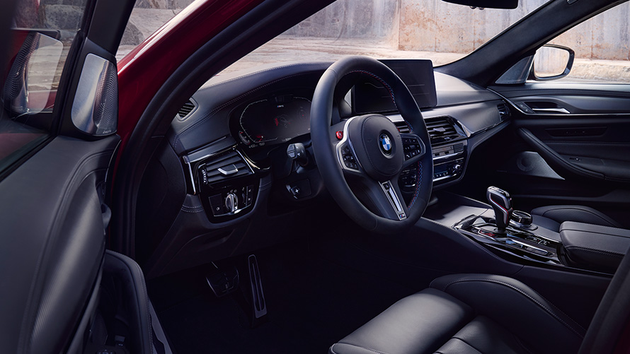 BMW M5 Competition F90 LCI cockpit met geopende deur