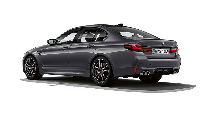 BMW M5 F90 LCI Brands Hatch Grau metallic driekwart achteraanzicht