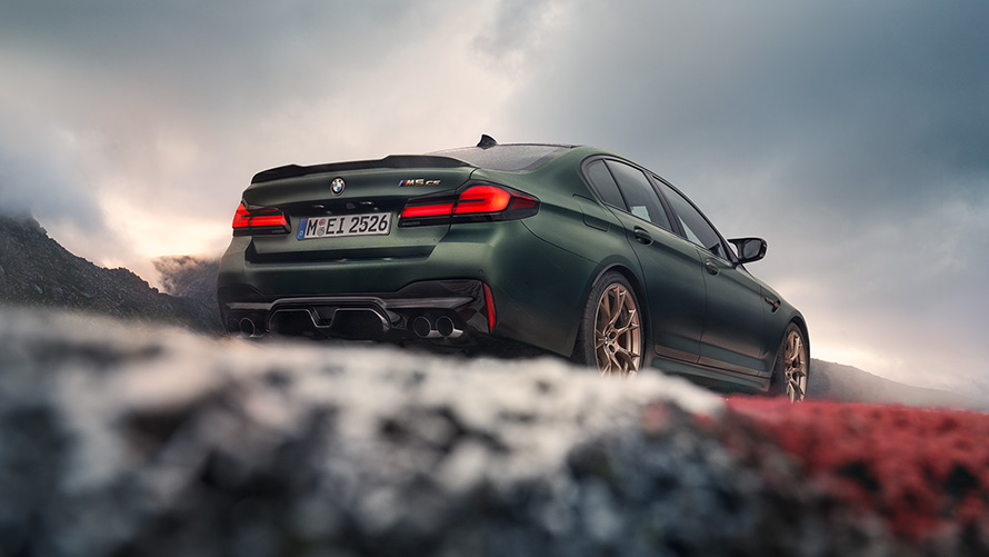BMW M5 CS F90 Frozen Deep Green metallic achterzijde onderaanzicht