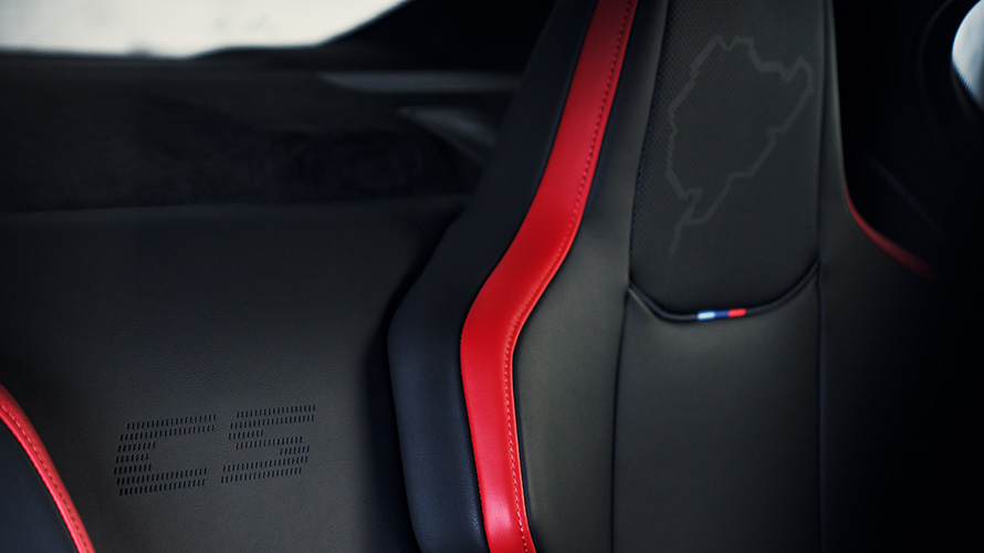 BMW M5 CS F90 interieur M Carbon kuipstoelen met verlicht M5 logo en Nürburgring silhouet