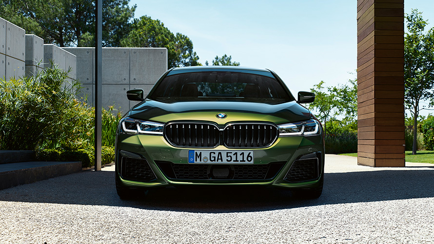 BMW M550i xDrive Sedan G30 LCI BMW Individual Verde Ermes metallic vooraanzicht 