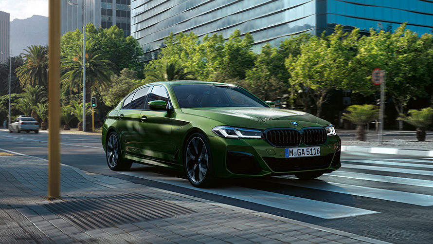 BMW M550i xDrive Sedan G30 LCI BMW Individual Verde Ermes metallic driekwart vooraanzicht rijdend
