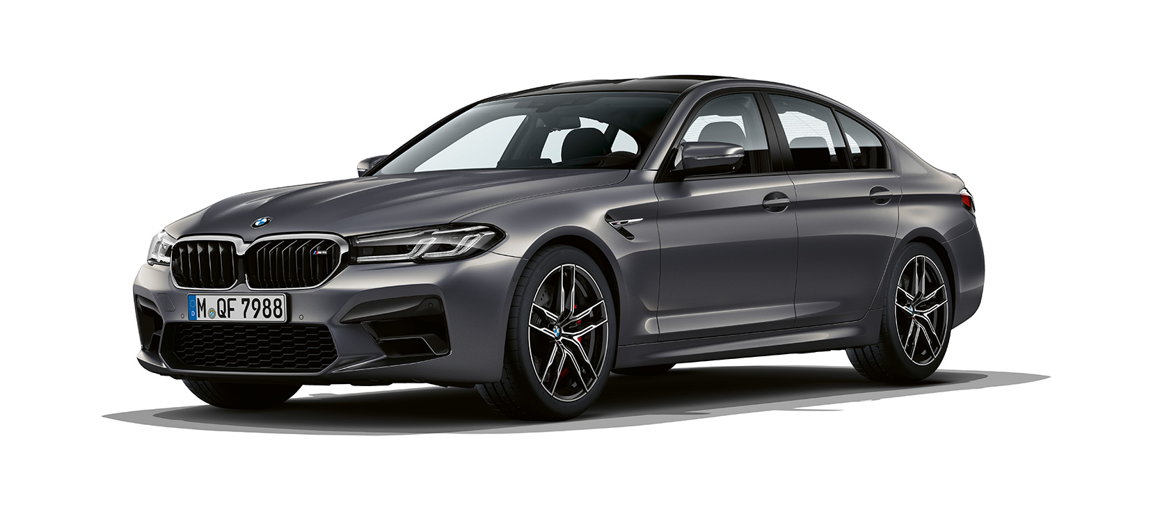 BMW M5 F90 driekwart vooraanzicht BMW M5 F90 LCI Brands Hatch Grau metallic driekwart vooraanzicht