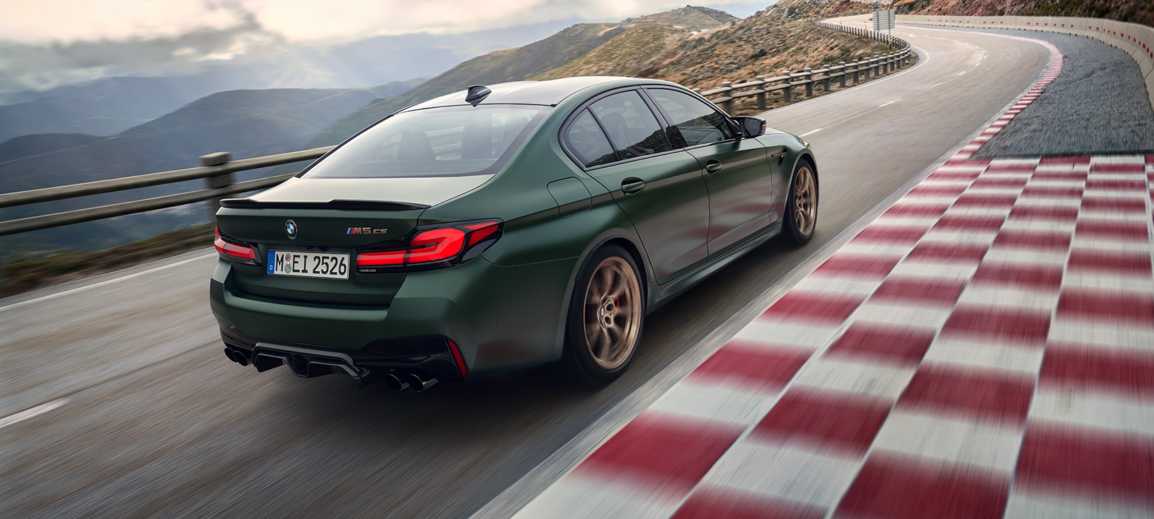 BMW M5 CS F90 Frozen Deep Green metallic driekwart achteraanzicht BMW M5 CS F90 Frozen Deep Green metallic driekwart achteraanzicht