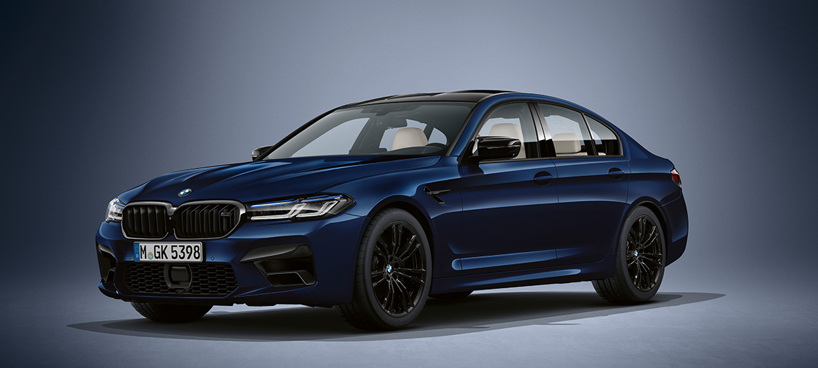 BMW Individual BMW M5 Sedan F90 Tansanitblau metallic BMW Individual BMW M5 Sedan F90 LCI Tansanitblau metallic driekwart vooraanzicht