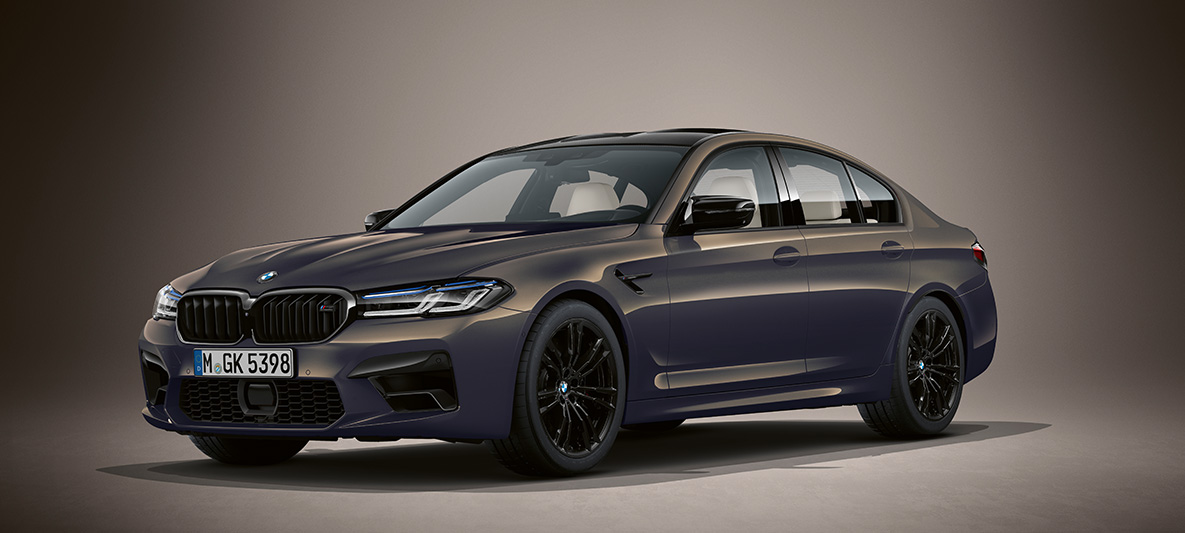 BMW Individual BMW M5 Sedan F90 Alvitgrau metallic BMW Individual BMW M5 Sedan F90 LCI Alvitgrau metallic driekwart vooraanzicht