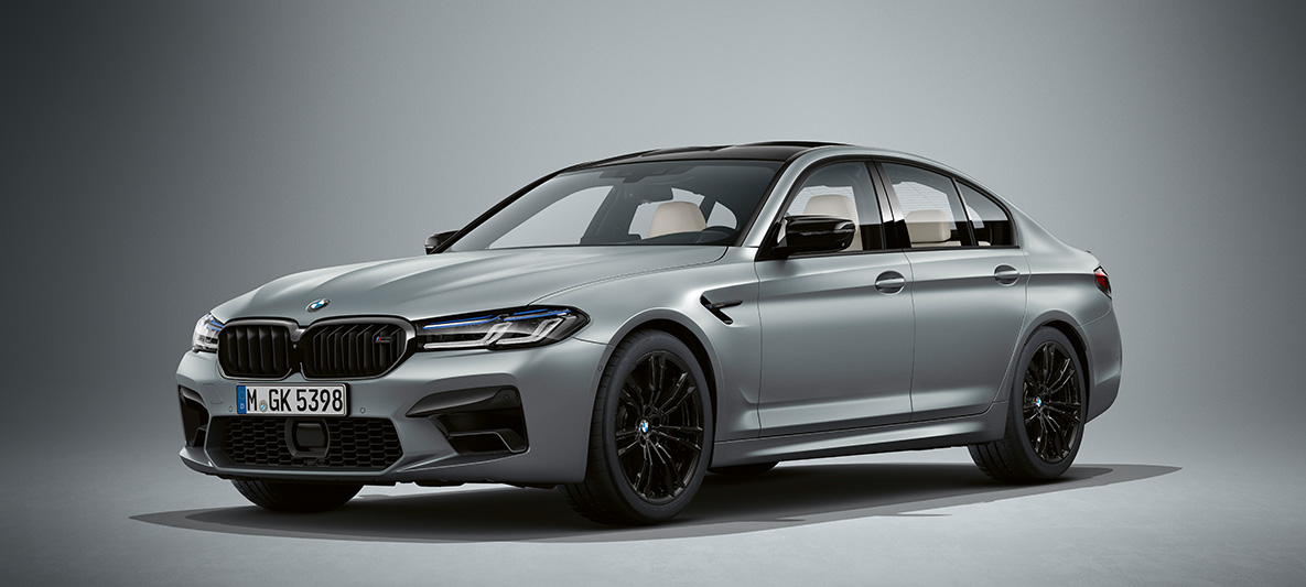 BMW Individual BMW M5 Sedan F90 Frozen Bluestone metallic BMW Individual BMW M5 Sedan F90 LCI Frozen Bluestone metallic driekwart vooraanzicht