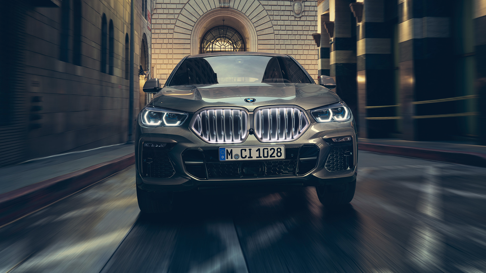 BMW X6 M50i met BMW nierengrille ‘Iconic Glow’ BMW X6 M50i vooraanzicht voor stad