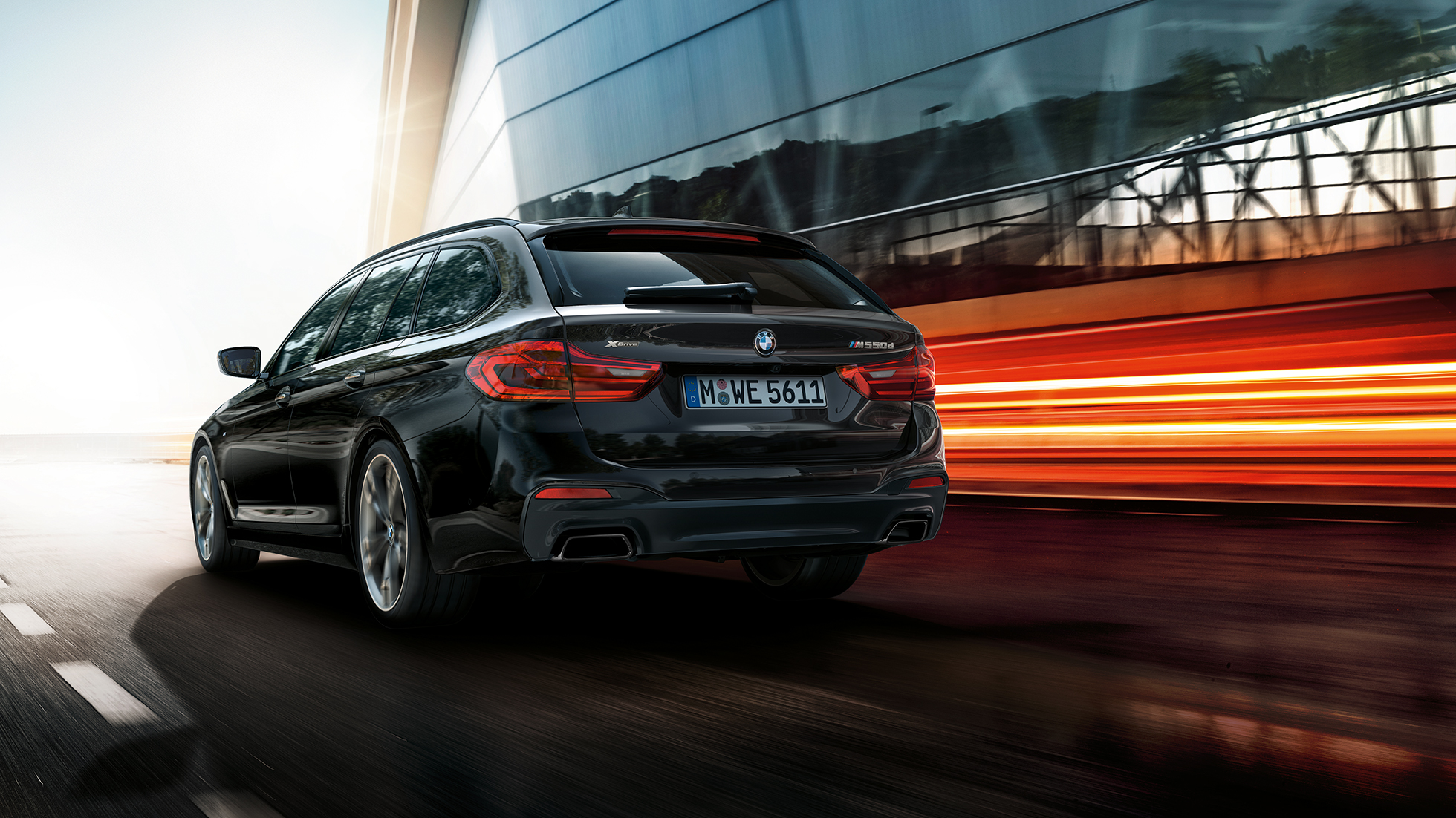 Driekwart achteraanzicht BMW M550d xDrive Touring BMW M550d xDrive Touring G31 Azuritschwarz metallic driekwart achteraanzicht