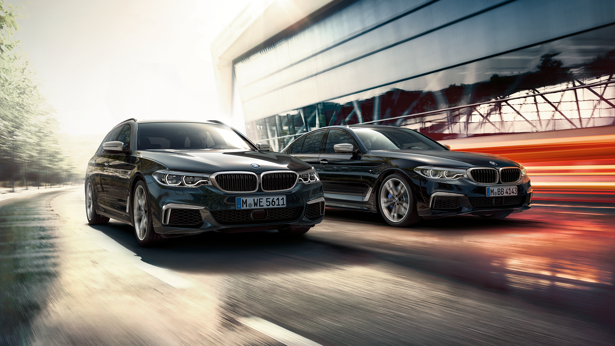 Rijdynamiek BMW M550d xDrive Touring Rijdynamiek BMW M550d xDrive Touring G31 Azuritschwarz metallic driekwart vooraanzicht BMW M550d Touring highlights