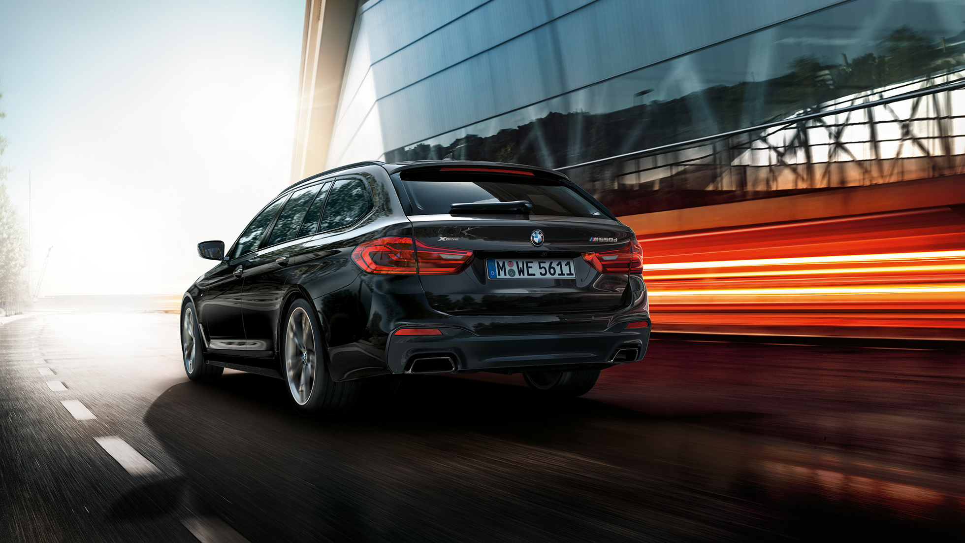 Exterieurdesign BMW M550d xDrive Touring Exterieurdesign BMW M550d xDrive Touring G31 Azuritschwarz metallic driekwart achteraanzicht BMW M550d Touring highlights