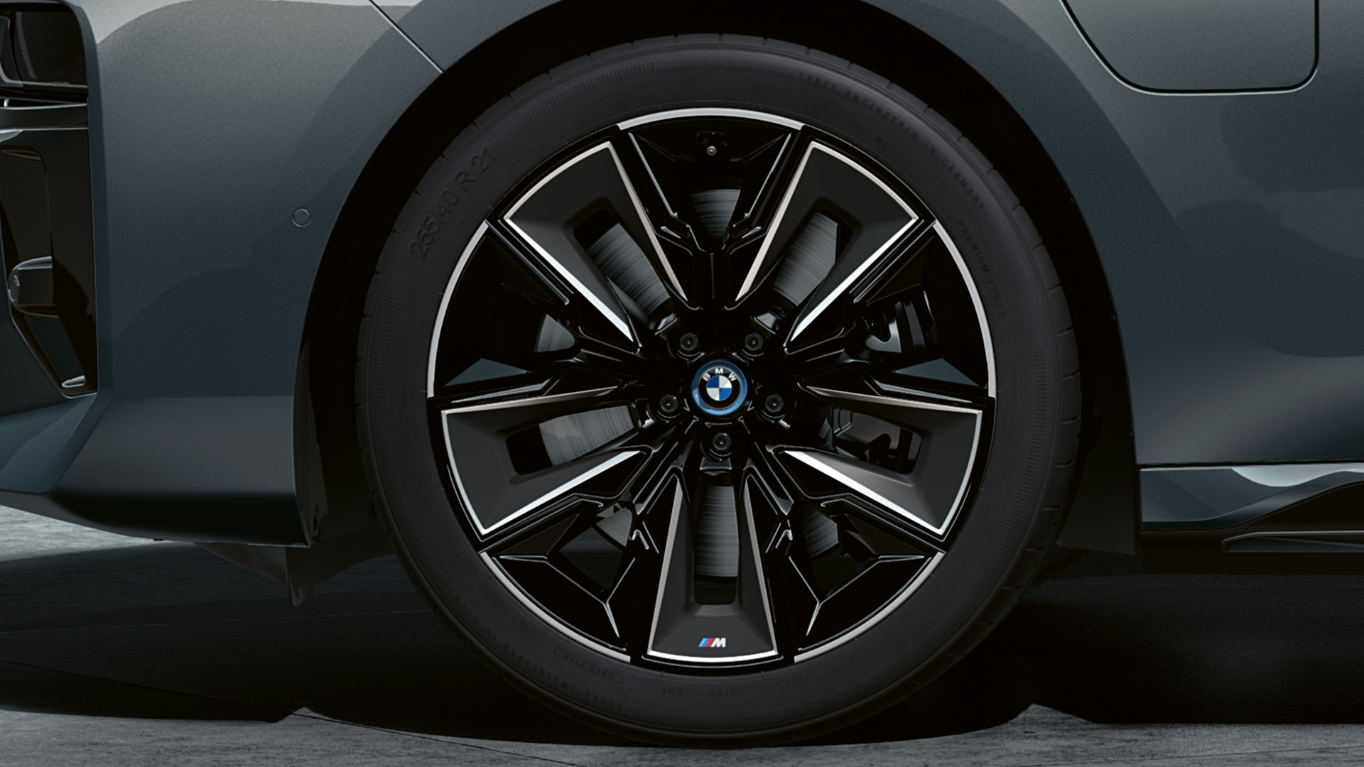 21 inch aerodynamische M wielen 909 M Multicolor BMW M760e xDrive Sedan G70 M Performance Pack BMW Individual two-tone carrosseriekleur Saphirschwarz metallic BMW Individual Dravitgrau metallic