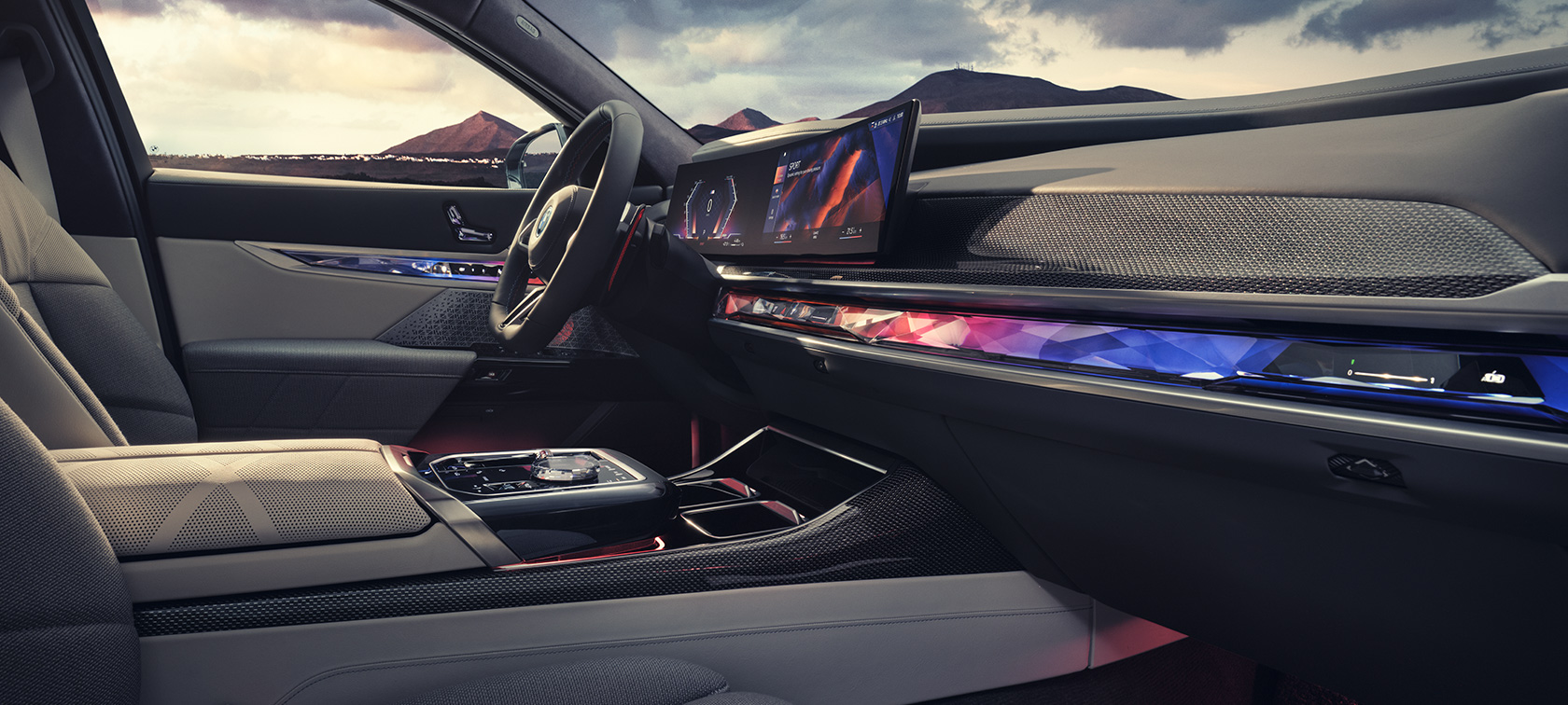 Dashboard BMW M760e xDrive Sedan G70 zijaanzicht uit perspectief voorpassagier