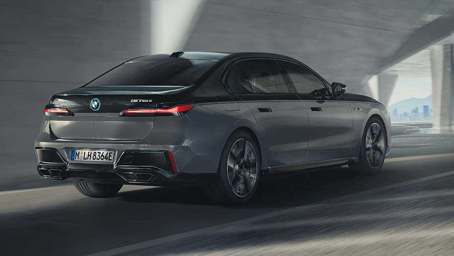 BMW M760e xDrive Sedan G70 M Performance Pack BMW M760e xDrive Sedan G70 M Performance Pack BMW Individual two-tone carrosseriekleur Saphirschwarz metallic BMW Individual Dravitgrau metallic driekwart achteraanzicht rijdend