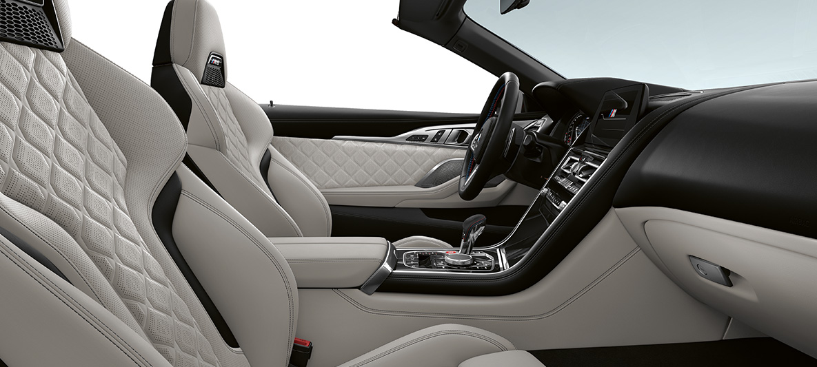 Volleder Merino | Silverstone en BMW Individual interieurlijsten Pianolack Schwarz. BMW M8 Competition Cabrio, interieur met volleder Merino | Silverstone en BMW Individual interieurlijsten Pianolack Schwarz.