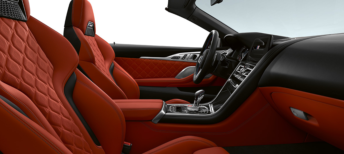 Volleder Merino | Sakhir Orange en BMW Individual interieurlijsten Pianolack Schwarz. BMW M8 Competition Cabrio, interieur met volleder Merino | Sakhir Orange en BMW Individual interieurlijsten Pianolack Schwarz.
