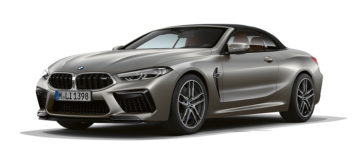 BMW M8 Cabrio, driekwart zijaanzicht voorzijde. BMW M8 Cabrio in Frozen Dark Silver, driekwart zijaanzicht voorzijde.