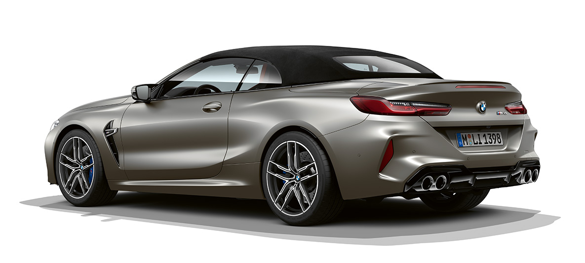 BMW M8 Cabrio, driekwart zijaanzicht achterzijde. BMW M8 Cabrio in Frozen Dark Silver, driekwart zijaanzicht achterzijde.