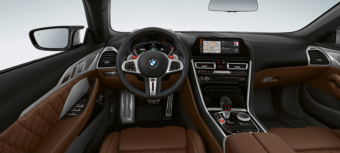 BMW M8 Cabrio, cockpit. BMW M8 Cabrio, cockpit met M stuur met leder bekleed met rode M1/M2-knoppen.