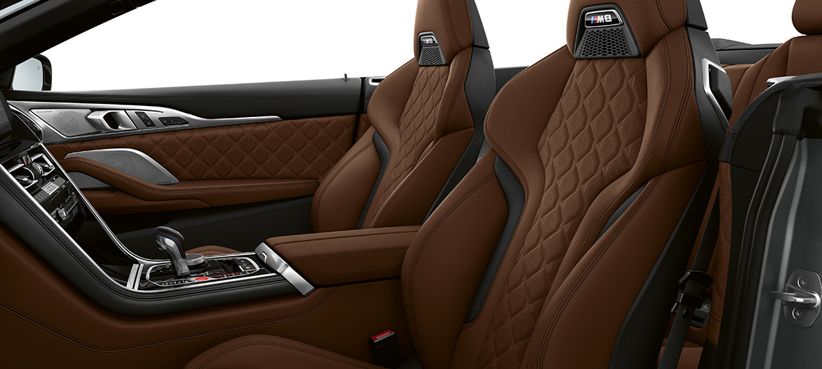 M Sportstoelen met M logo. BMW M8 Cabrio, interieur met M Sportstoelen in volleder Merino Taruma Braun.