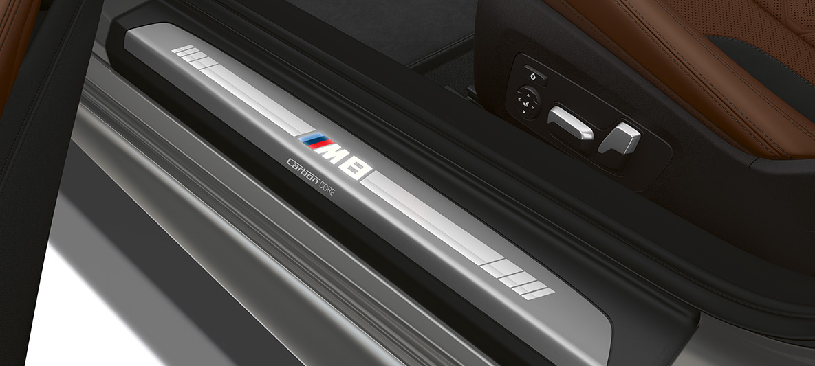 Instaplijst met M8 aanduiding. Instaplijst van de BMW M8 Cabrio met M8 aanduiding.