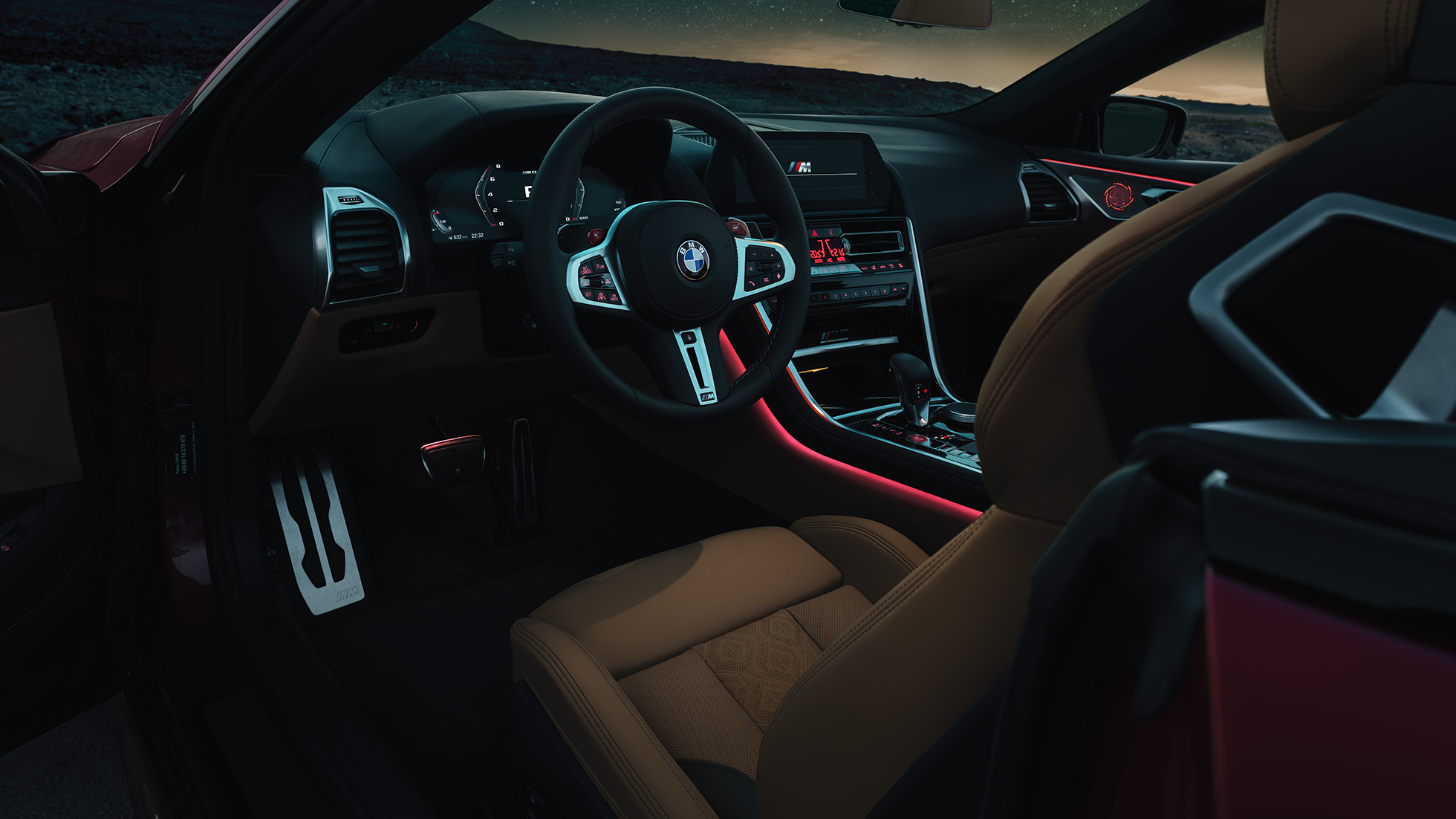 BMW M8 Competition Cabrio, cockpit. BMW M8 Competition Cabrio, cockpit met M stuurwiel met leder bekleed en rode ambianceverlichting.