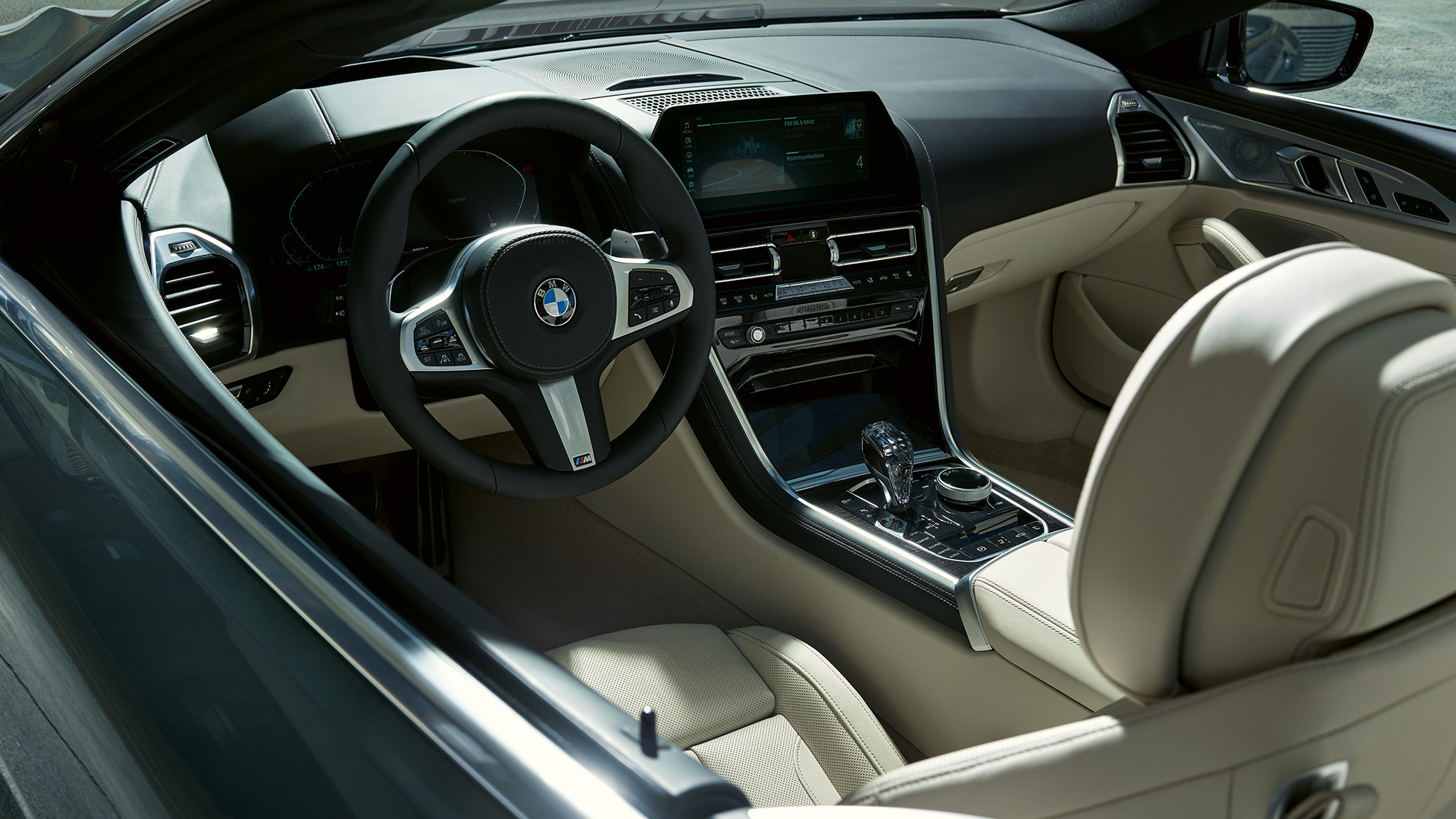 BMW M850i xDrive Cabriolet, cockpit. BMW M850i xDrive Cabrio in Dravitgrau metallic met open softtop, cockpit met M stuurwiel met leder bekleed.