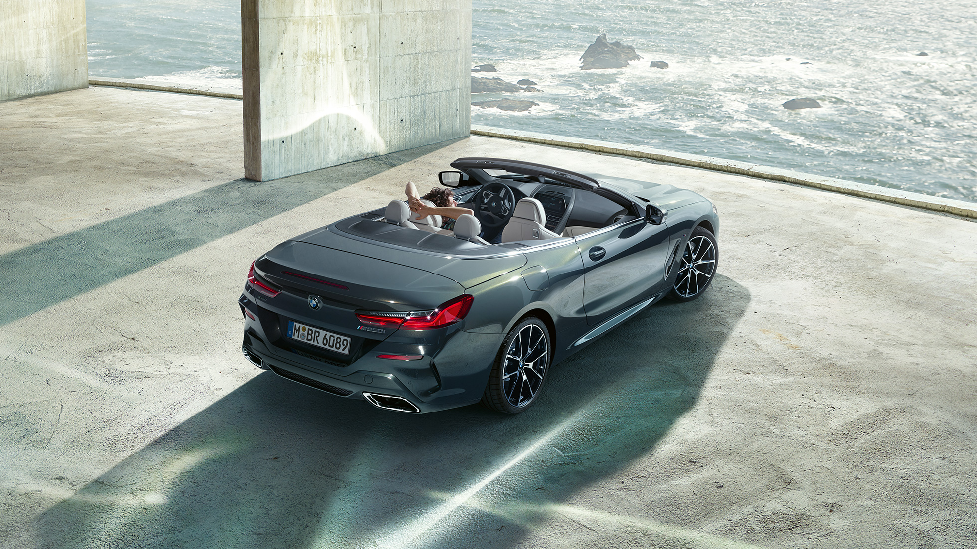 BMW M850i xDrive Cabrio, bovenaanzicht. BMW M850i xDrive Cabrio in Dravitgrau metallic, met open softtop, bovenaanzicht, geparkeerd.