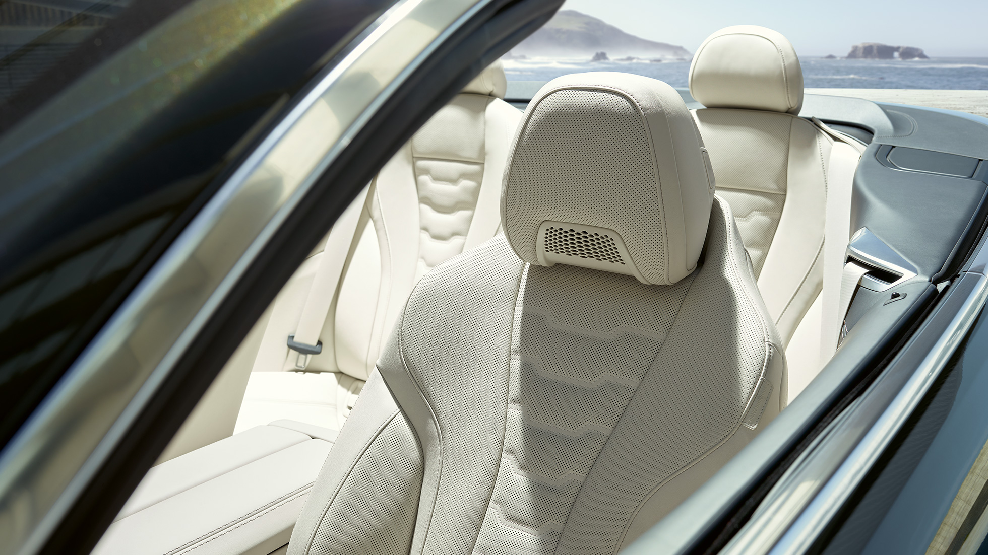 BMW M850i xDrive Cabrio, multifunctionele stoelen voor bestuurder en passagier. BMW M850i xDrive Cabrio in Dravitgrau metallic met geopende softtop, interieur met multifunctionele stoelen in BMW Individual lederuitrusting Merino Elfenbeinweiß.