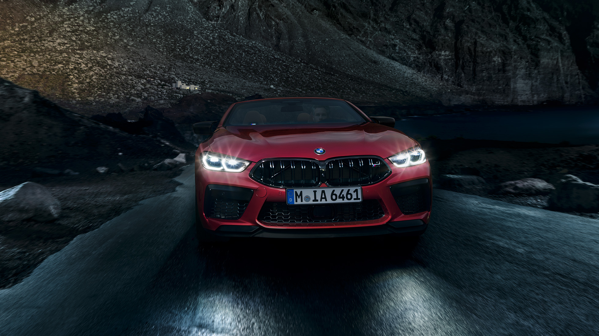 BMW M8 Competition Cabrio, vooraanzicht. BMW M8 Competition Cabrio in Motegi Rot metallic, koplampen, vooraanzicht