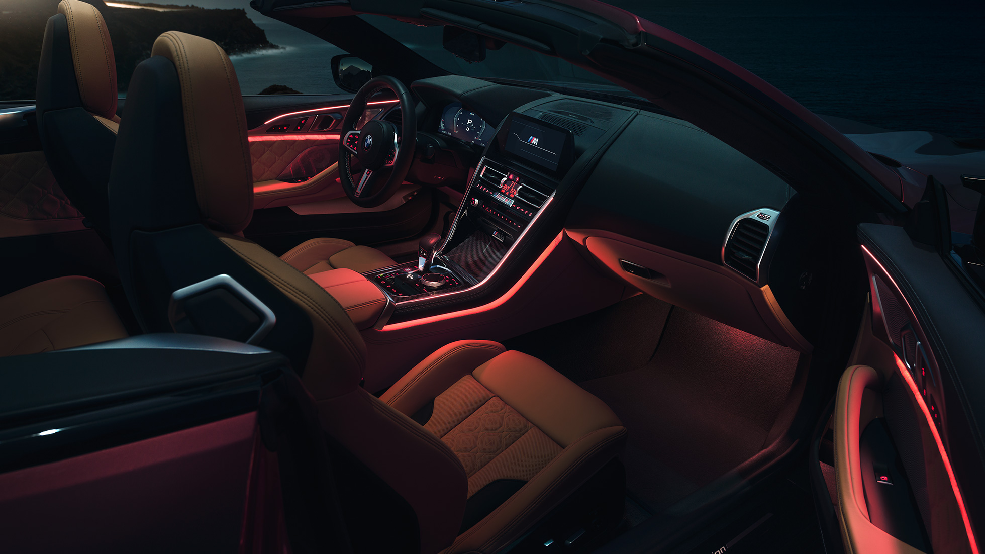 BMW M8 Competition Cabrio, interieur. BMW M8 Competition Cabrio met open softtop, interieur met ambianceverlichting.