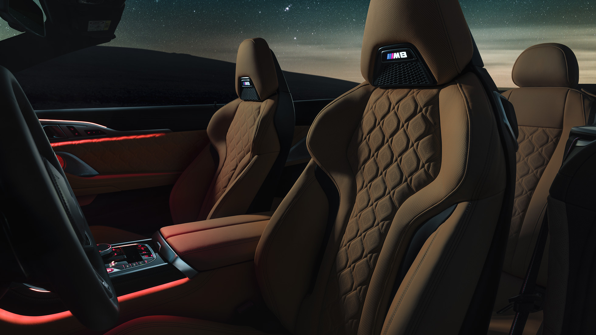 M sportstoelen in leder Merino. BMW M8 Competition Cabrio met open softtop, interieur met M sportstoelen in leder Merino en ambianceverlichting.
