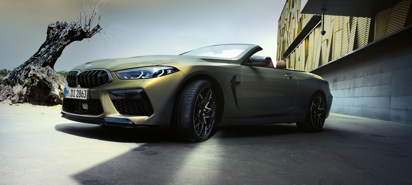 Driekwart vooraanzicht BMW M8 Competition Cabrio F91 LCI BMW M8 Competition Cabrio F91 LCI facelift BMW Individual Brass metallic driekwart laag vooraanzicht