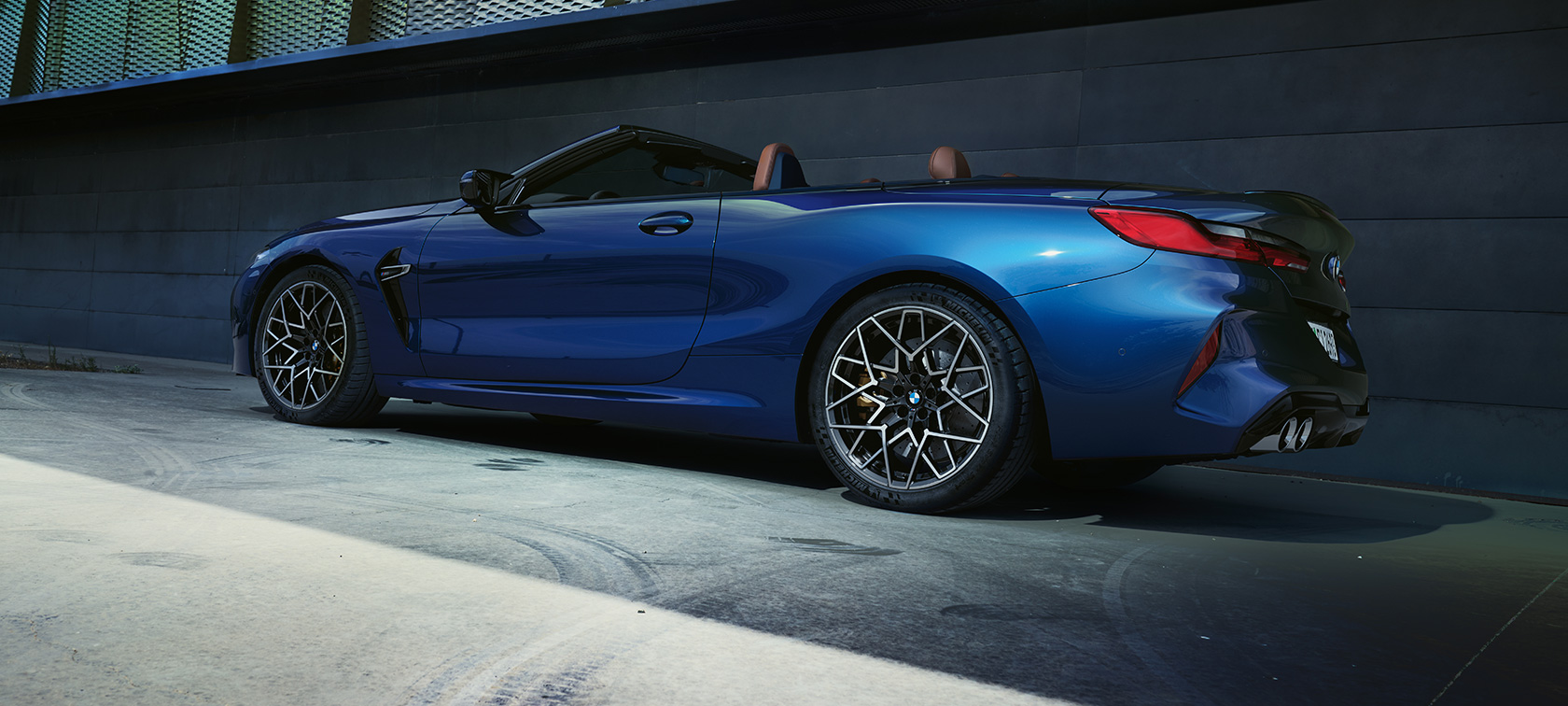Driekwart achteraanzicht BMW M8 Cabrio F91 LCI facelift BMW M8 Cabrio F91 LCI facelift BMW Individual Tansanitblau metallic driekwart achteraanzicht