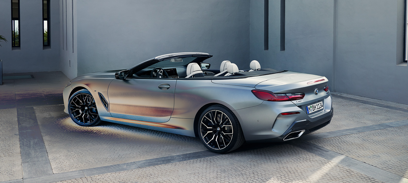 Driekwart achteraanzicht BMW M850i xDrive Cabrio G14 LCI facelift BMW M850i xDrive Cabrio G14 LCI facelift BMW Individual Frozen Pure Grey metallic driekwart achteraanzicht stilstaand
