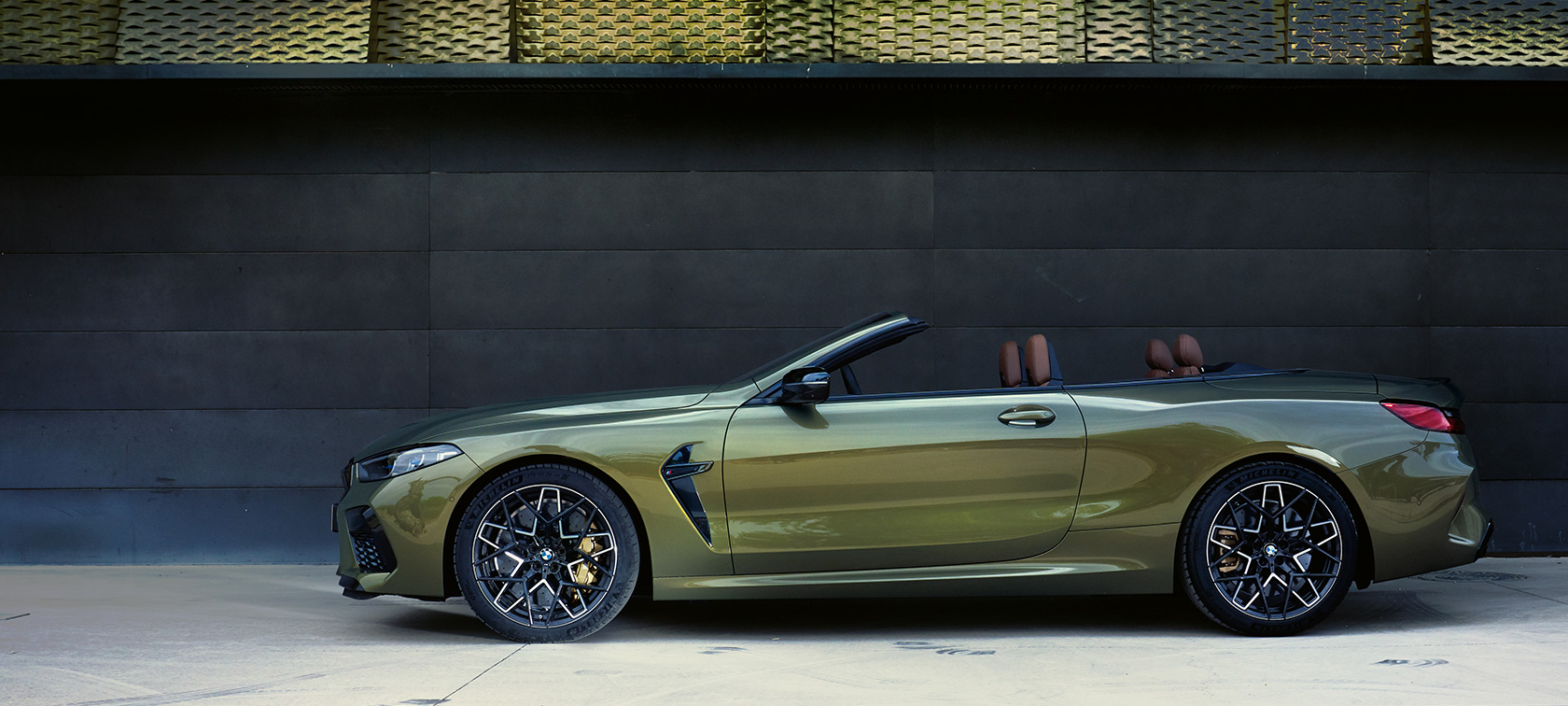 BMW M8 Competition Cabrio F91 LCI facelift zijaanzicht stilstaand BMW M8 Competition Cabrio F91 LCI facelift BMW Individual Brass metallic zijaanzicht stilstaand met open deur