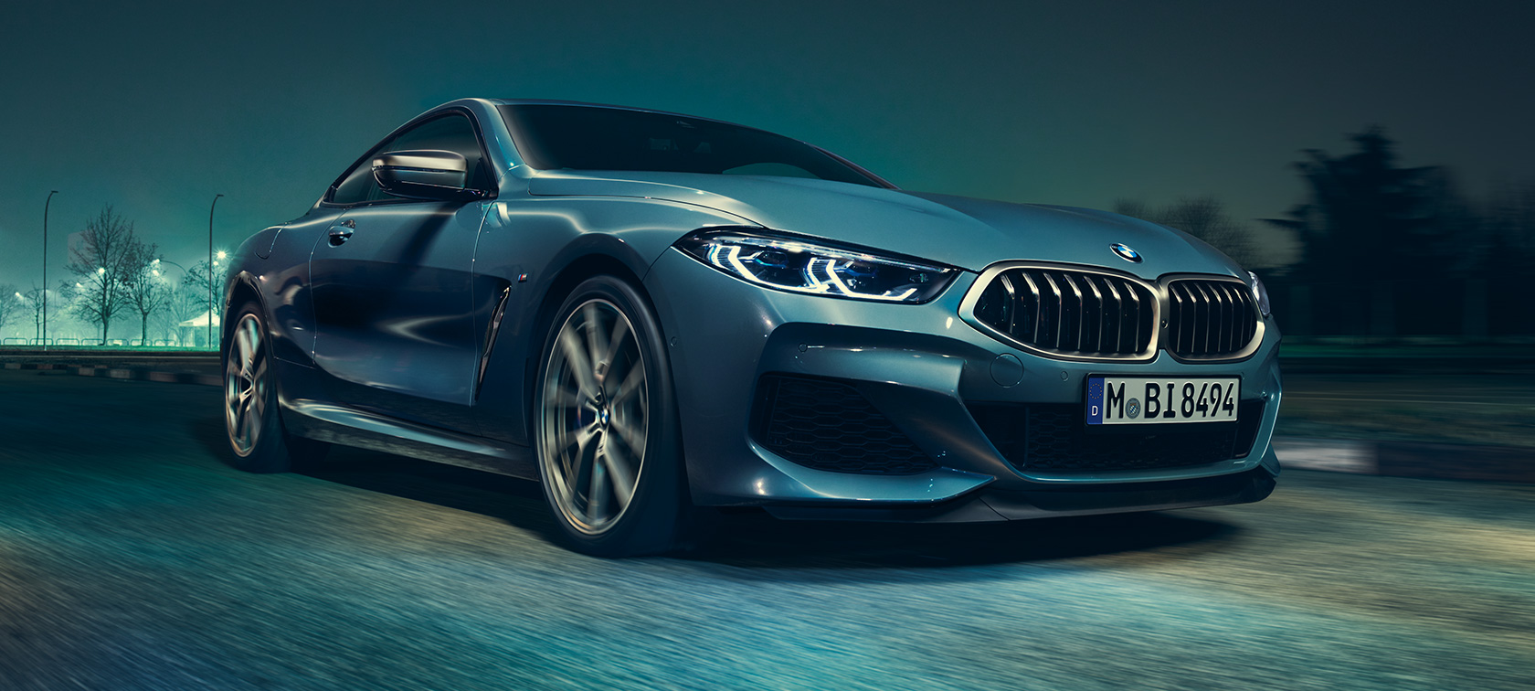 BMW M850i xDrive Coupé, driekwart vooraanzicht. BMW M850i xDrive Coupé in Barcelona Blau metallic rijdend, driekwart vooraanzicht.
