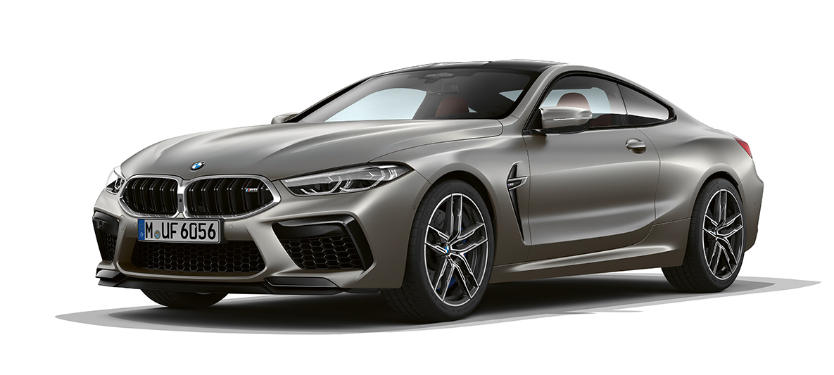 BMW M8 Coupé, driekwart zijaanzicht voorkant. BMW M8 Coupé in Frozen Dark Silver, driekwart zijaanzicht voorkant.