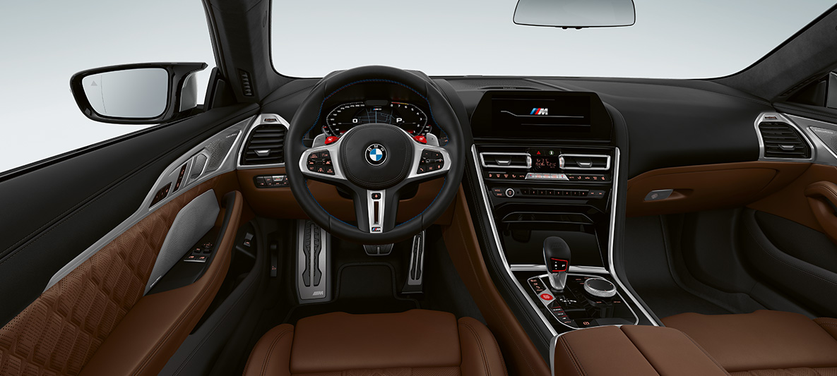 BMW M8 Coupé, cockpit. BMW M8 Coupé, cockpit met M stuur met leder bekleed met rode M1/M2-knoppen.