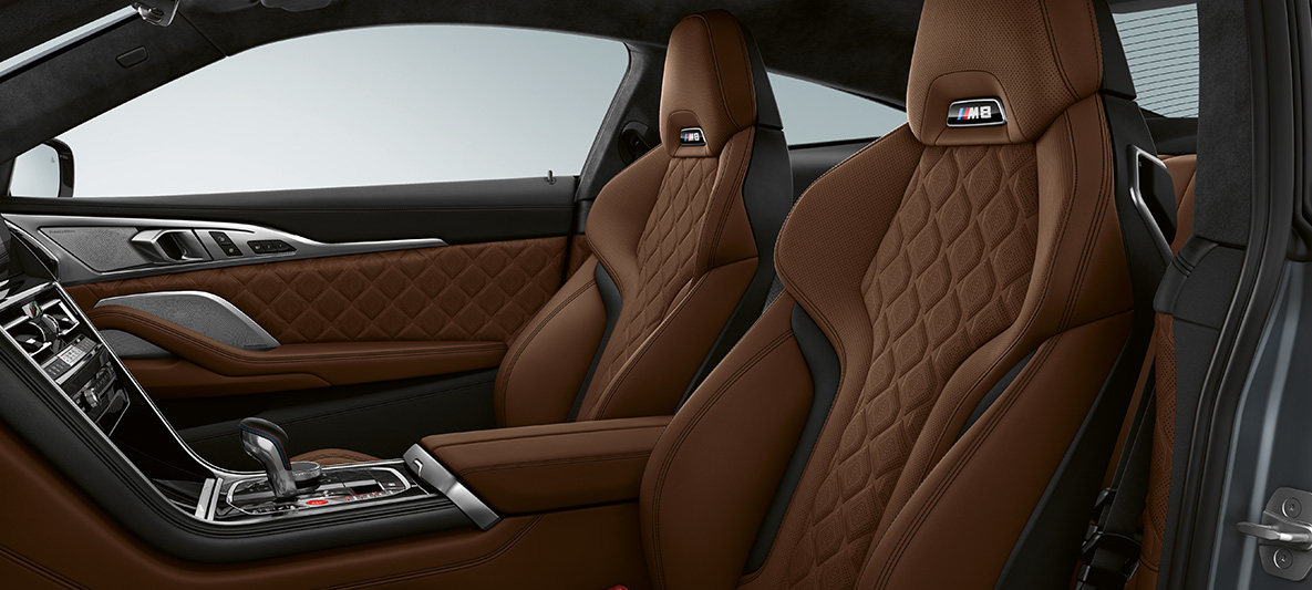 M Sportstoelen met M logo. BMW M8 Coupé, interieur met M Sportstoelen in volleder Merino Taruma Braun.