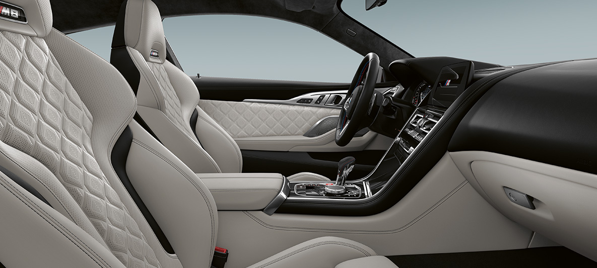 Volleder Merino | Silverstone en BMW Individual interieurlijsten Pianolack Schwarz. BMW Individual M8 Coupé, interieur met volleder Merino | Silverstone en BMW Individual interieurlijsten Pianolack Schwarz.
